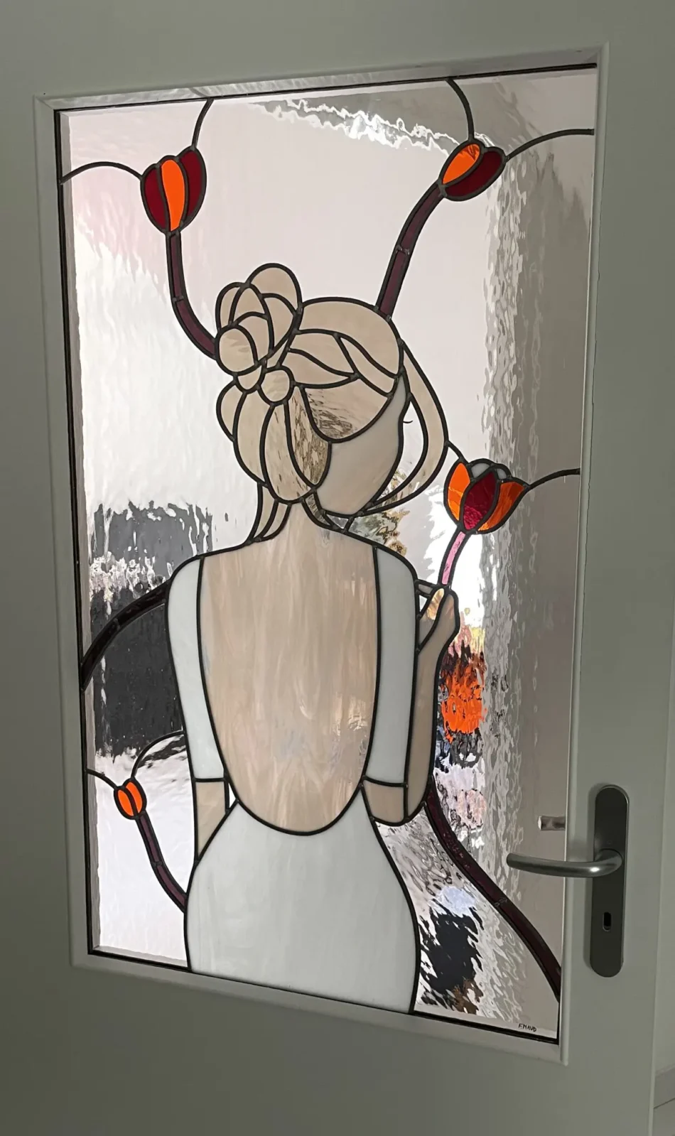 vitrail “Femme” dans une porte de séparation