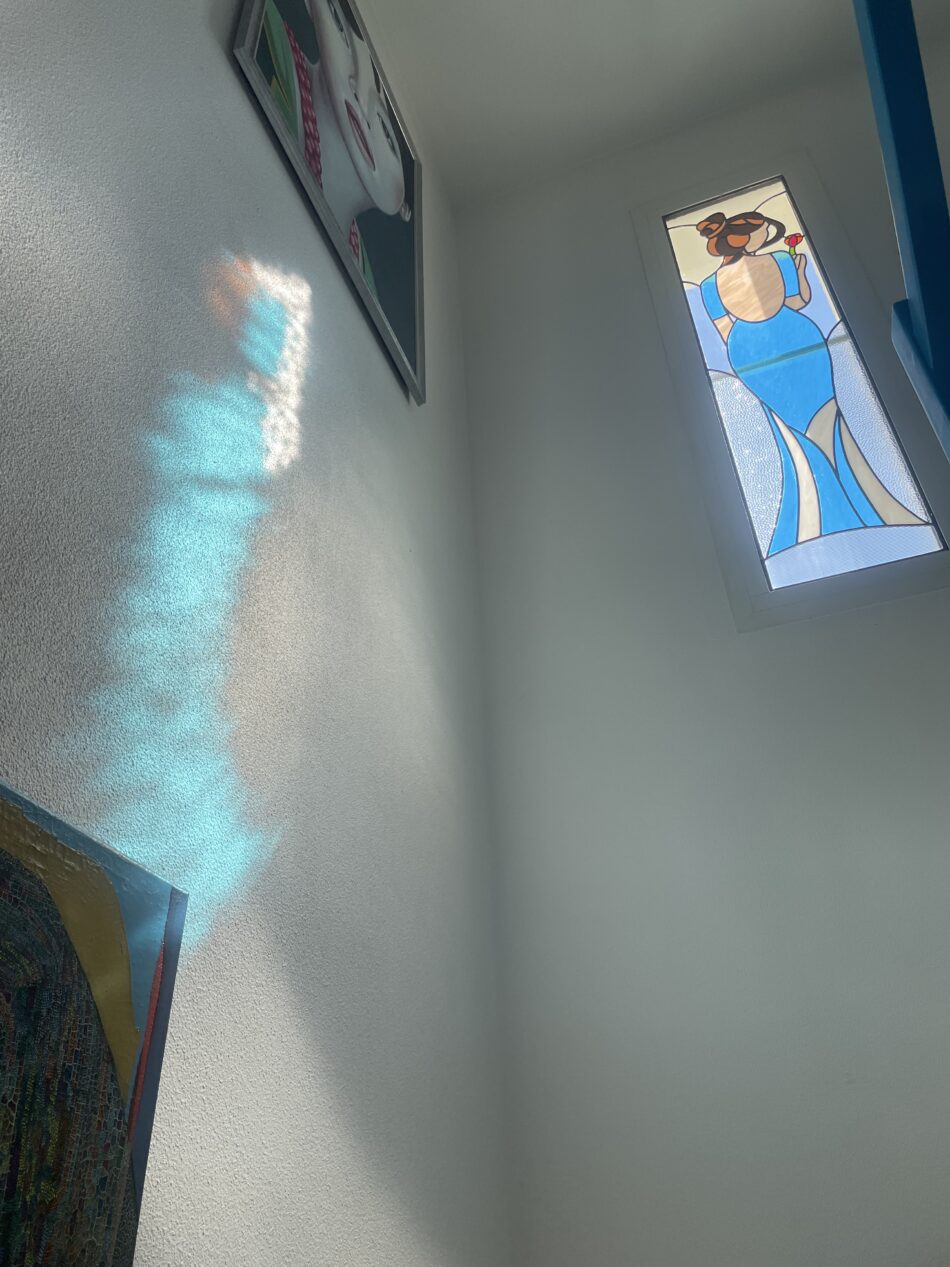 vitrail moderne femme a la robe bleu