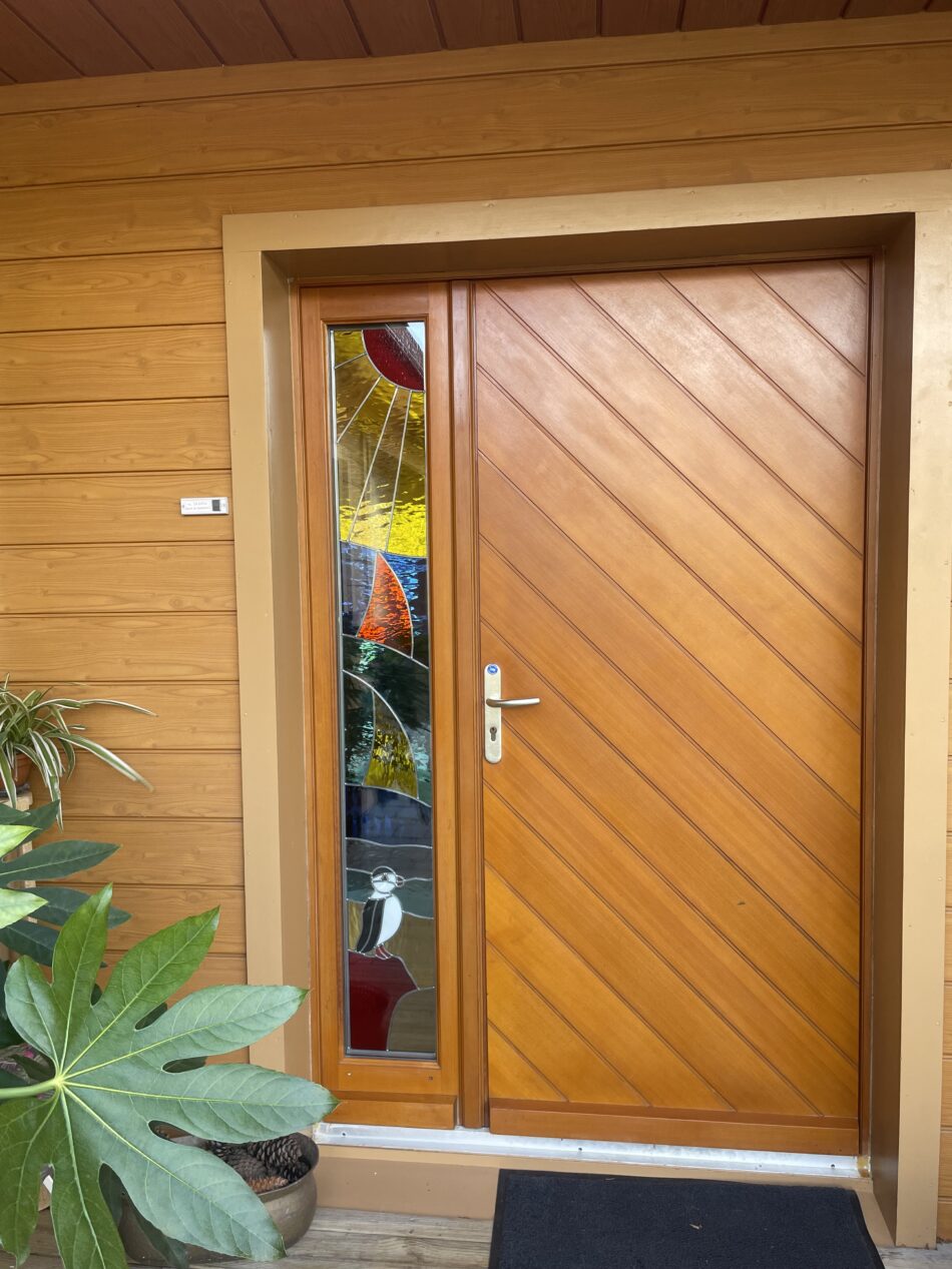 porte entrée avec vitrail moderne,vue de l’exterieur,porte-bonheur “macareux”