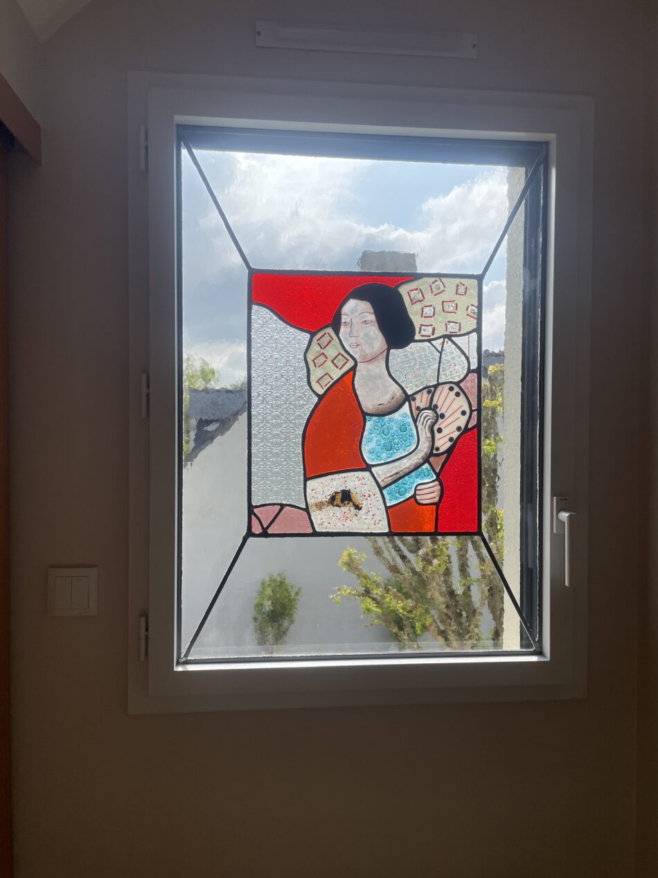 vitrail personnage moderne sur fenêtre