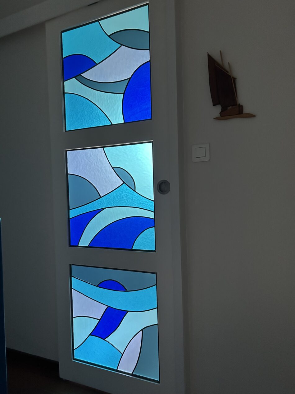 Vitraux modernes camaïeu de bleus sur porte de salle de bain