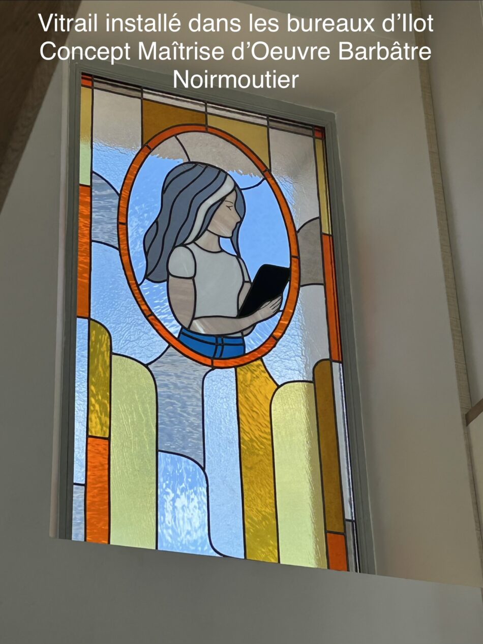vitrail moderne “femme à la tablette”