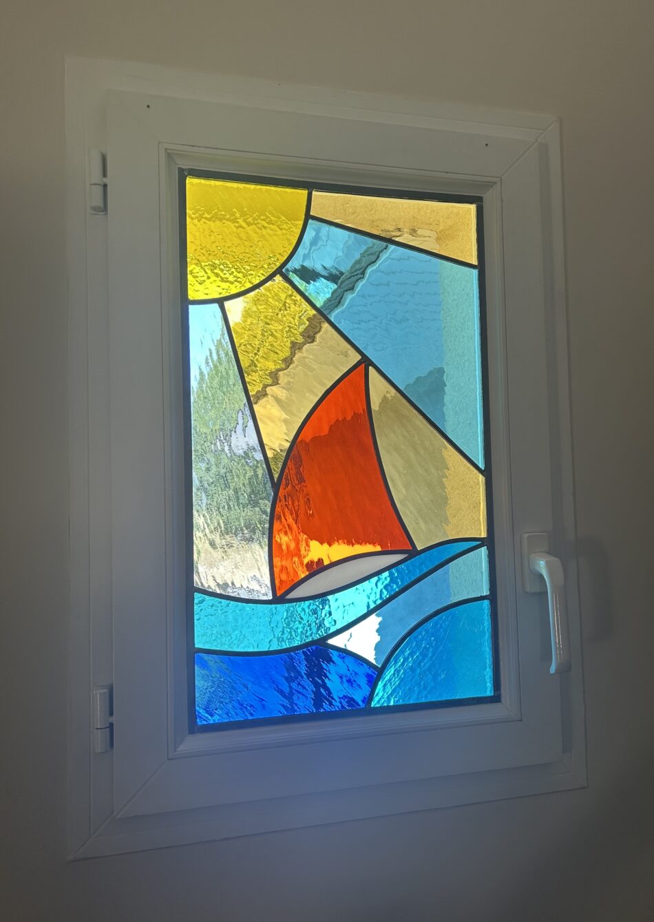 vitrail moderne voilier sur double vitrage d’une fenêtre